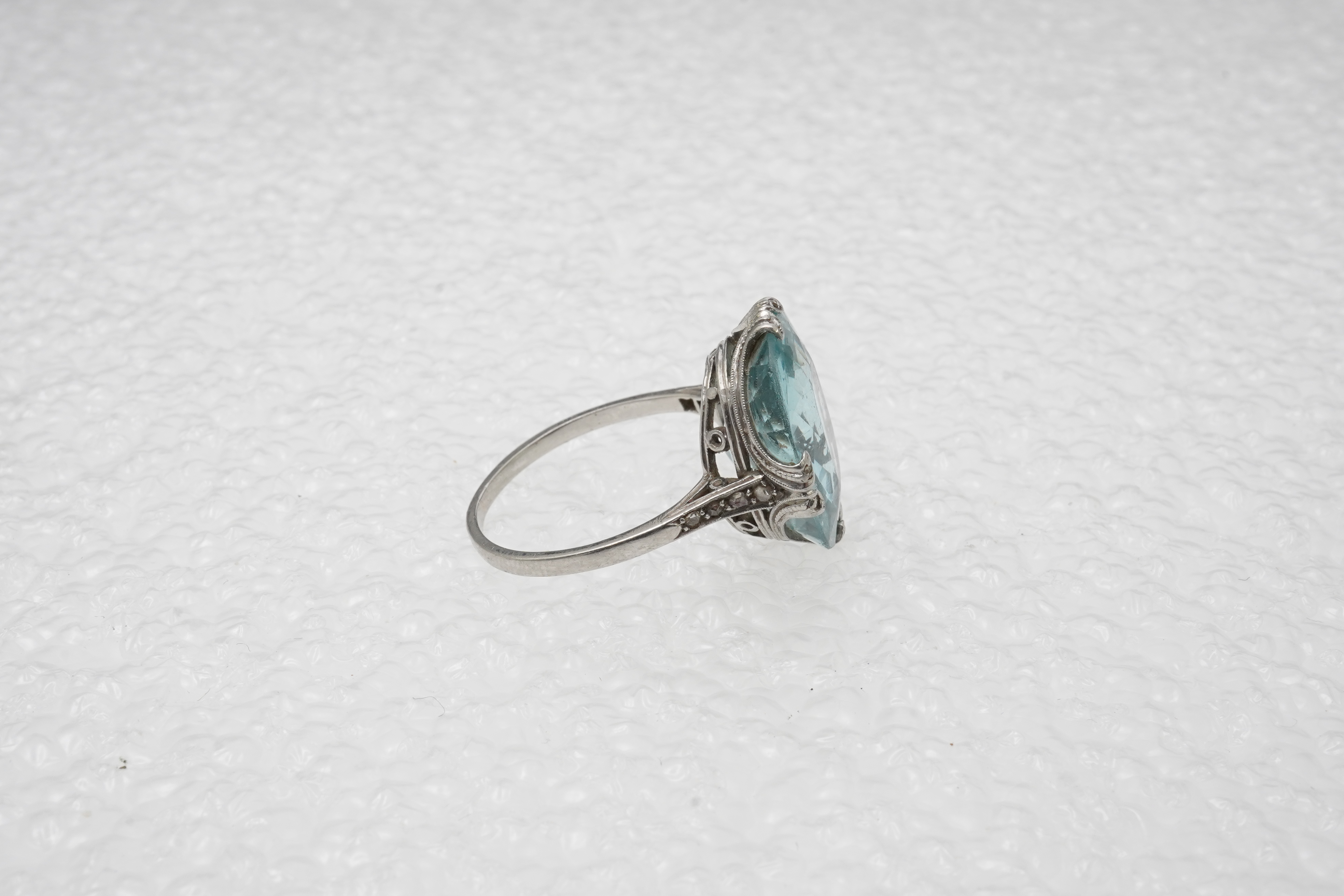 An attractive Belle Epoque aquamarine and diamond ring, early 20th century